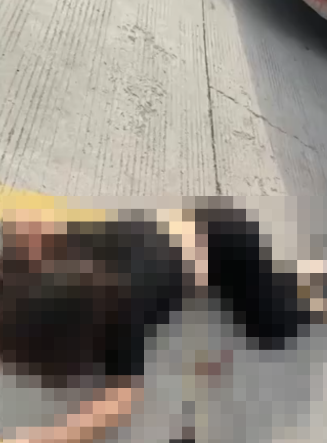 山東省泰安市東平縣佛山中學門外早上7時許發生嚴重車禍,一輛校巴衝上路邊,並撞向正在上學的學生人群(影片截圖)