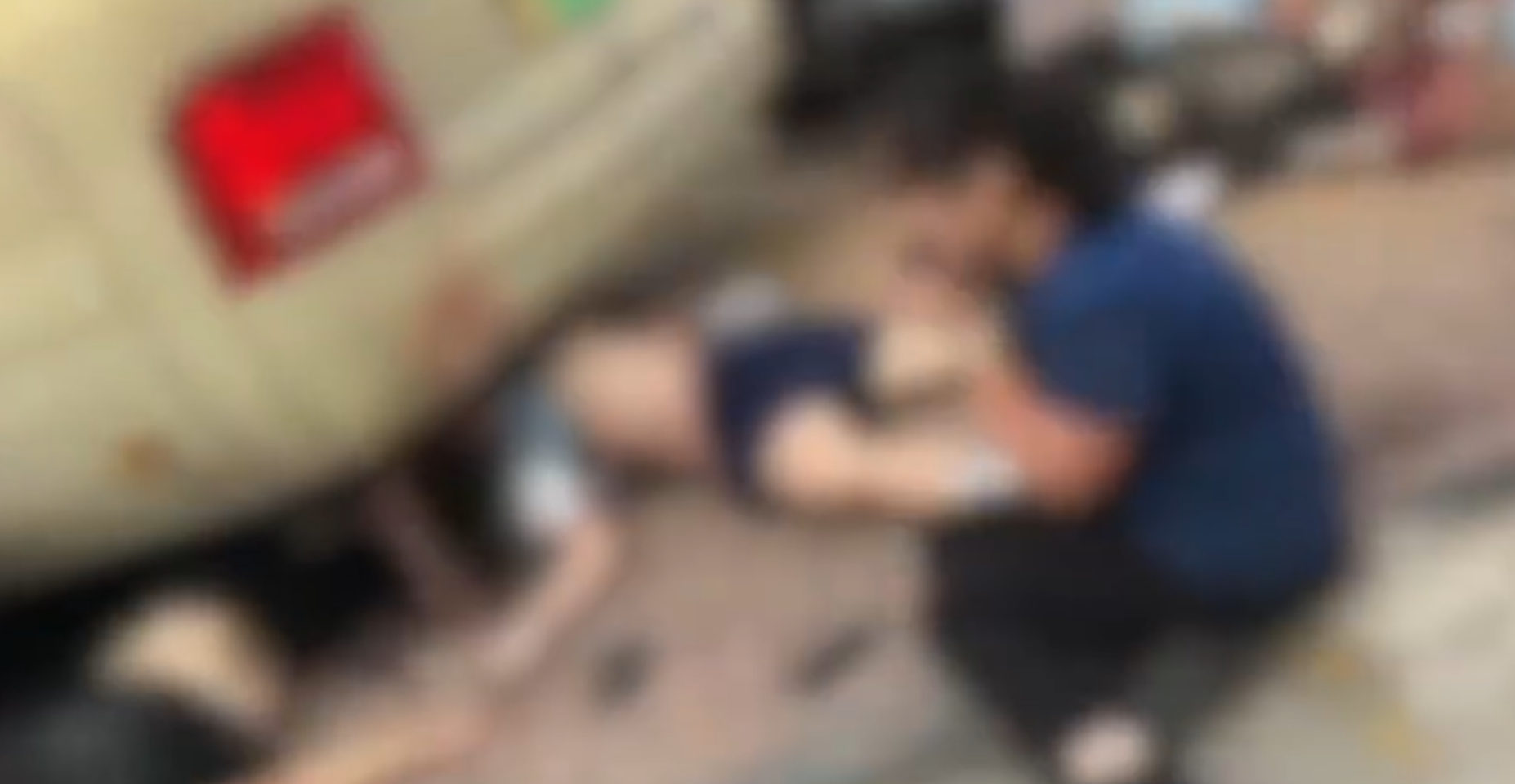 山東省泰安市東平縣佛山中學門外早上7時許發生嚴重車禍,一輛校巴衝上路邊,並撞向正在上學的學生人群(影片截圖)