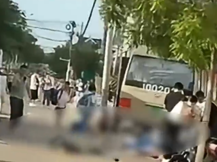 山東省泰安市東平縣佛山中學門外早上7時許發生嚴重車禍,一輛校巴衝上路邊,並撞向正在上學的學生人群(影片截圖)