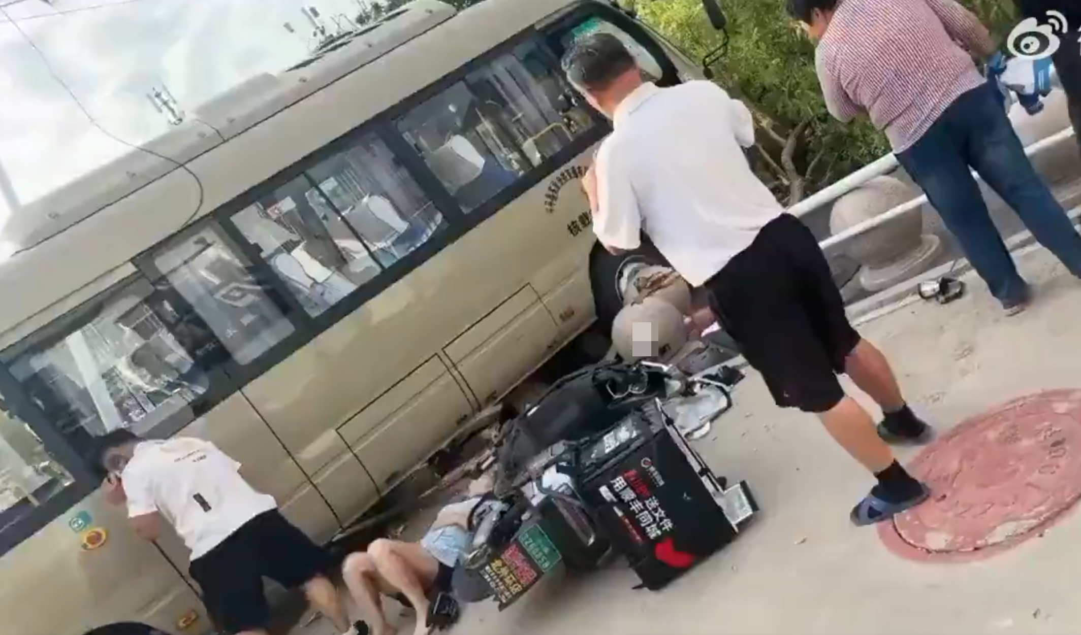 山東省泰安市東平縣佛山中學門外早上7時許發生嚴重車禍,一輛校巴衝上路邊,並撞向正在上學的學生人群(影片截圖)