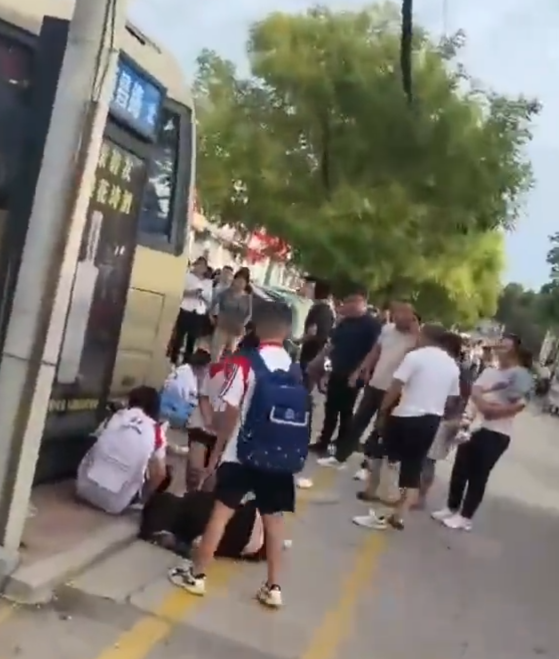 山東省泰安市東平縣佛山中學門外早上7時許發生嚴重車禍,一輛校巴衝上路邊,並撞向正在上學的學生人群(影片截圖)