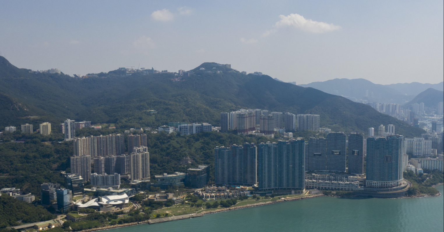 位於港島南區的數碼港因鄰近豪宅貝沙灣,一向被視為高尚地帶,惟地點「隔涉」不便打工仔上班,加上附近欠缺食肆,故有「美食沙漠」之稱。(資料圖片)