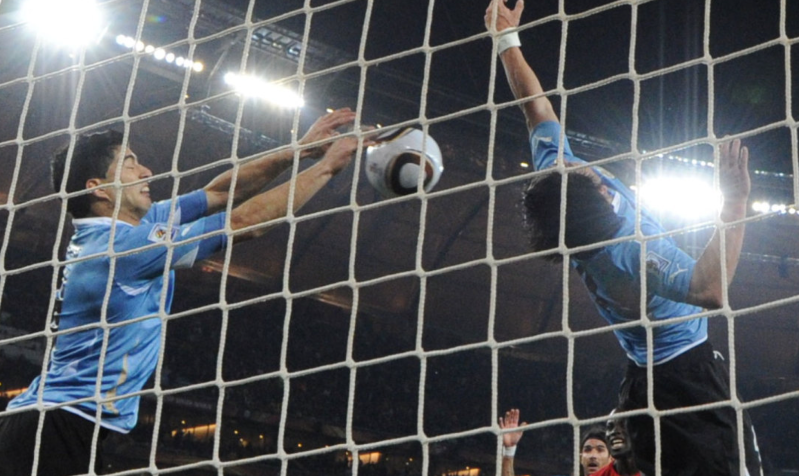 蘇亞雷斯於2010年世界盃「手球救國」成為經典。(資料圖片)