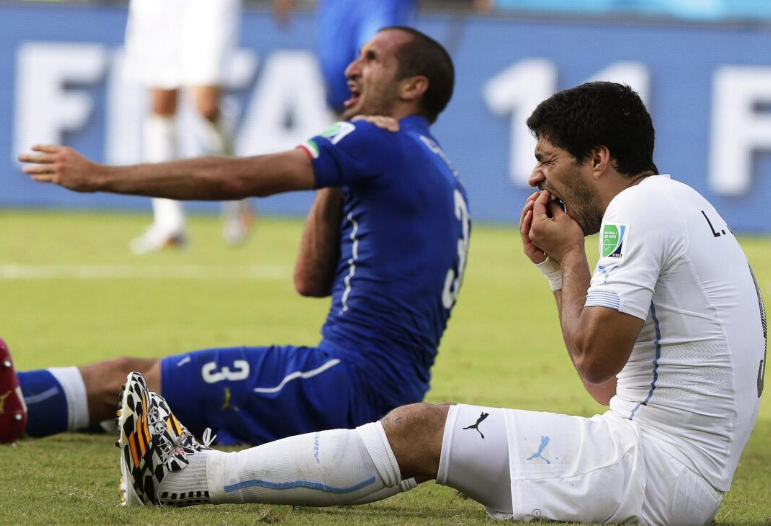 4年後在巴西舉辦的世界盃,蘇亞雷斯在分組賽對意大利用牙咬基亞連尼膊頭,事後被重罰停賽4個月。(資料圖片)