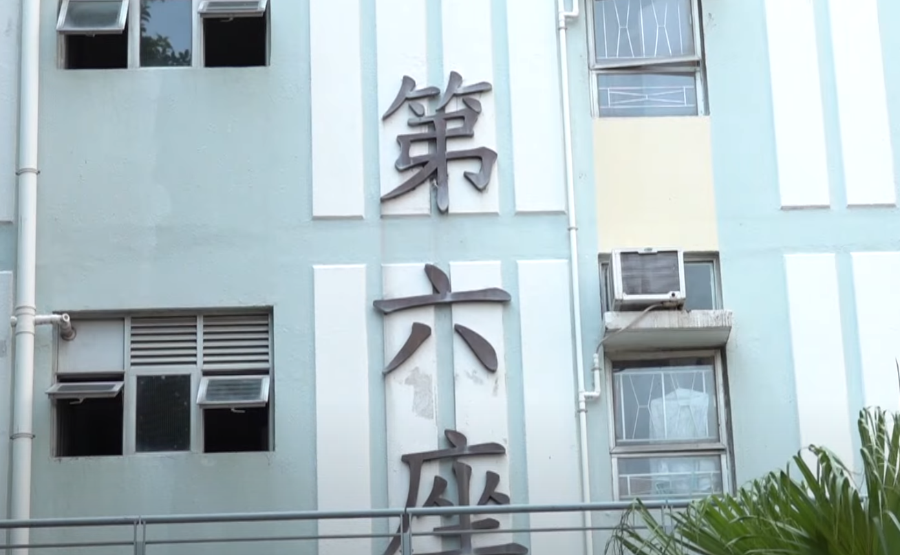 屯門寶田邨有20樓住戶竟把多個大花盆和手推車直接掛放在窗戶外面,無視途人安全(《東張西望》)