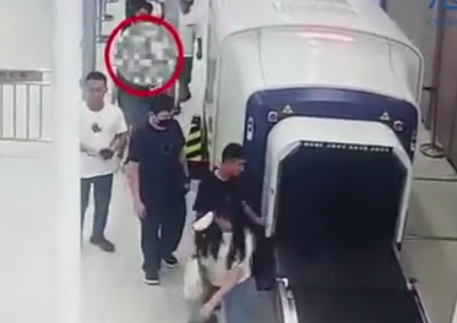 內地海關在皇崗口岸發現一名女旅客舉止異常,在其胸部發現兩袋用保鮮紙纏繞固定的黃色膠紙包裝物,另在其裙下打底褲襠部發現一袋同樣的黃色膠紙包裝物,查獲黑珍珠626粒。(內地海關總署)