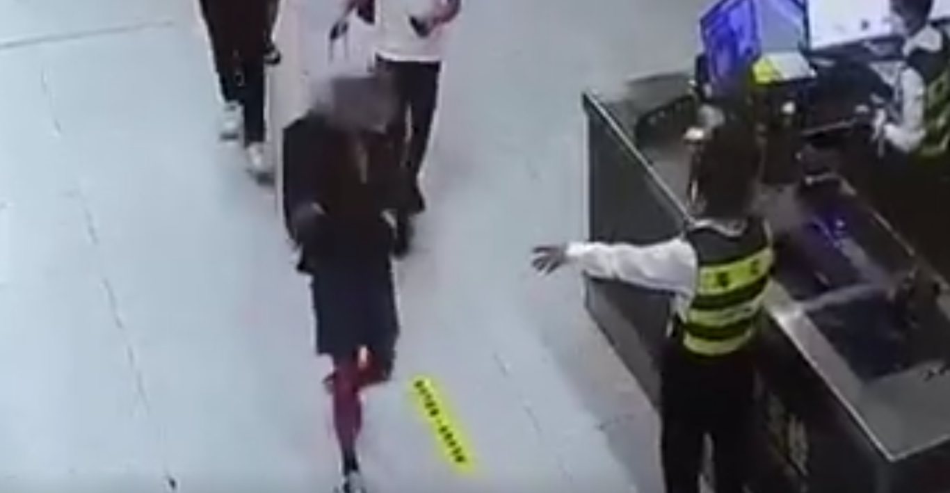 內地海關在皇崗口岸發現一名女旅客舉止異常,在其胸部發現兩袋用保鮮紙纏繞固定的黃色膠紙包裝物,另在其裙下打底褲襠部發現一袋同樣的黃色膠紙包裝物,查獲黑珍珠626粒。(內地海關總署)