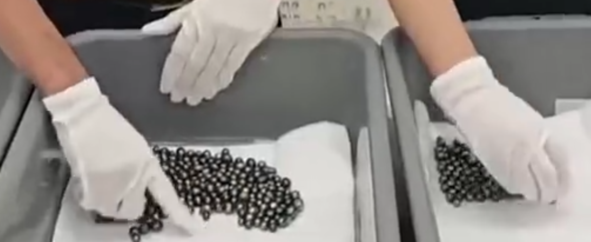 內地海關在皇崗口岸發現一名女旅客舉止異常,在其胸部發現兩袋用保鮮紙纏繞固定的黃色膠紙包裝物,另在其裙下打底褲襠部發現一袋同樣的黃色膠紙包裝物,查獲黑珍珠626粒。(內地海關總署)