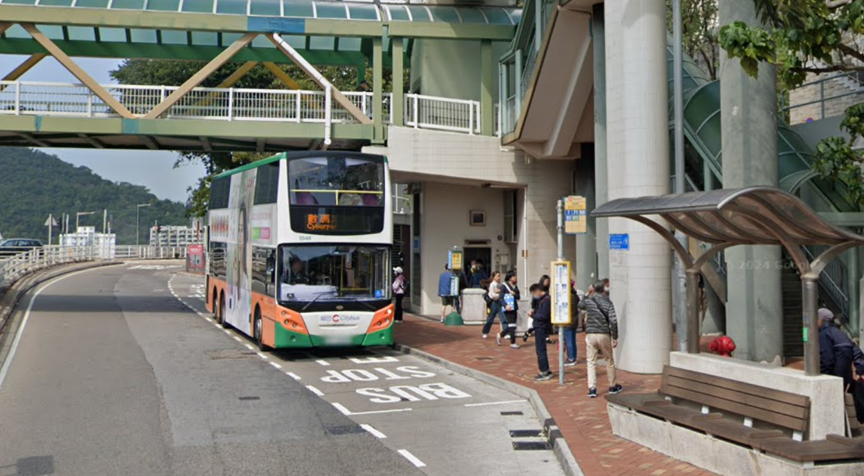 該巴士站不設排隊綫 (Googlemap資料圖片)