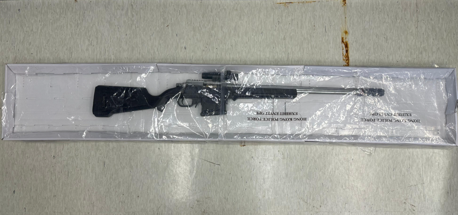 警方突擊搜查紅磡一住宅單位,檢獲8枚煙霧彈、14枝仿製槍械、1枝伸縮棍、1副手鐐、1把長刀以及1張偽造的警察委任證,一名39歲男子及一名47歲女子被捕。(警方提供)