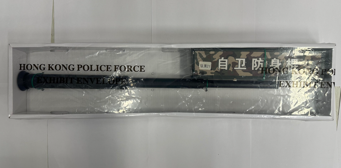 警方突擊搜查紅磡一住宅單位,檢獲8枚煙霧彈、14枝仿製槍械、1枝伸縮棍、1副手鐐、1把長刀以及1張偽造的警察委任證,一名39歲男子及一名47歲女子被捕。(警方提供)