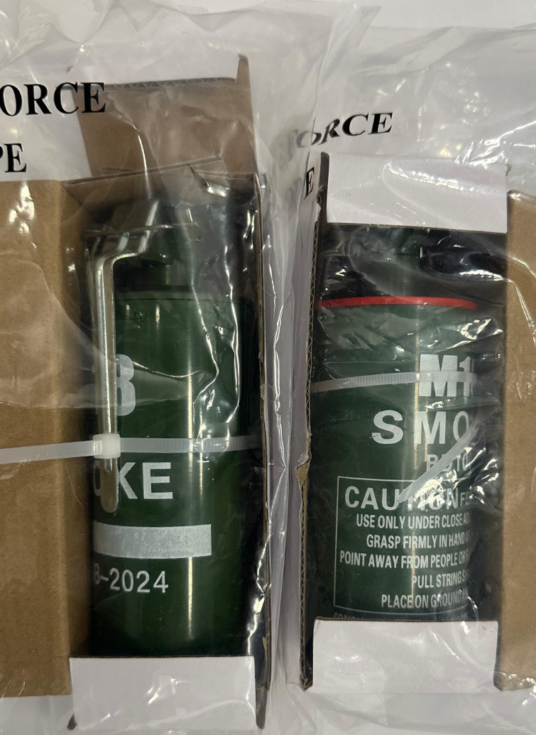 警方突擊搜查紅磡一住宅單位,檢獲8枚煙霧彈、14枝仿製槍械、1枝伸縮棍、1副手鐐、1把長刀以及1張偽造的警察委任證,一名39歲男子及一名47歲女子被捕。(警方提供)