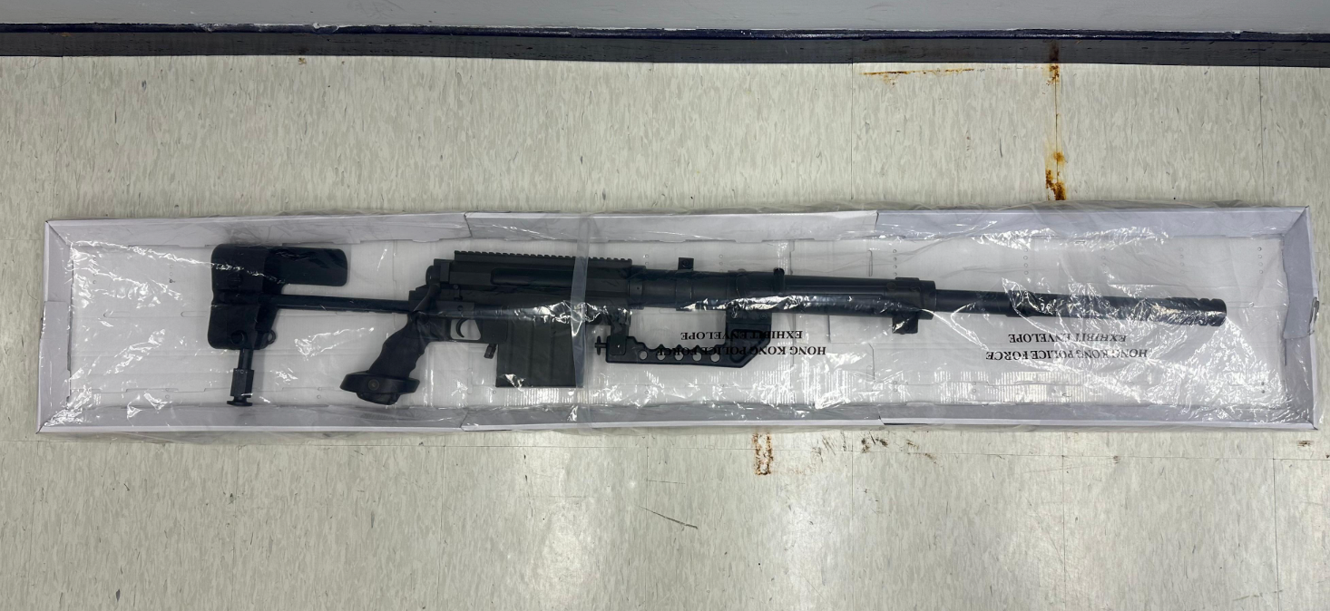 警方突擊搜查紅磡一住宅單位,檢獲8枚煙霧彈、14枝仿製槍械、1枝伸縮棍、1副手鐐、1把長刀以及1張偽造的警察委任證,一名39歲男子及一名47歲女子被捕。(警方提供)