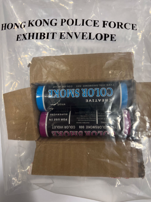 警方突擊搜查紅磡一住宅單位,檢獲8枚煙霧彈、14枝仿製槍械、1枝伸縮棍、1副手鐐、1把長刀以及1張偽造的警察委任證,一名39歲男子及一名47歲女子被捕。(警方提供)