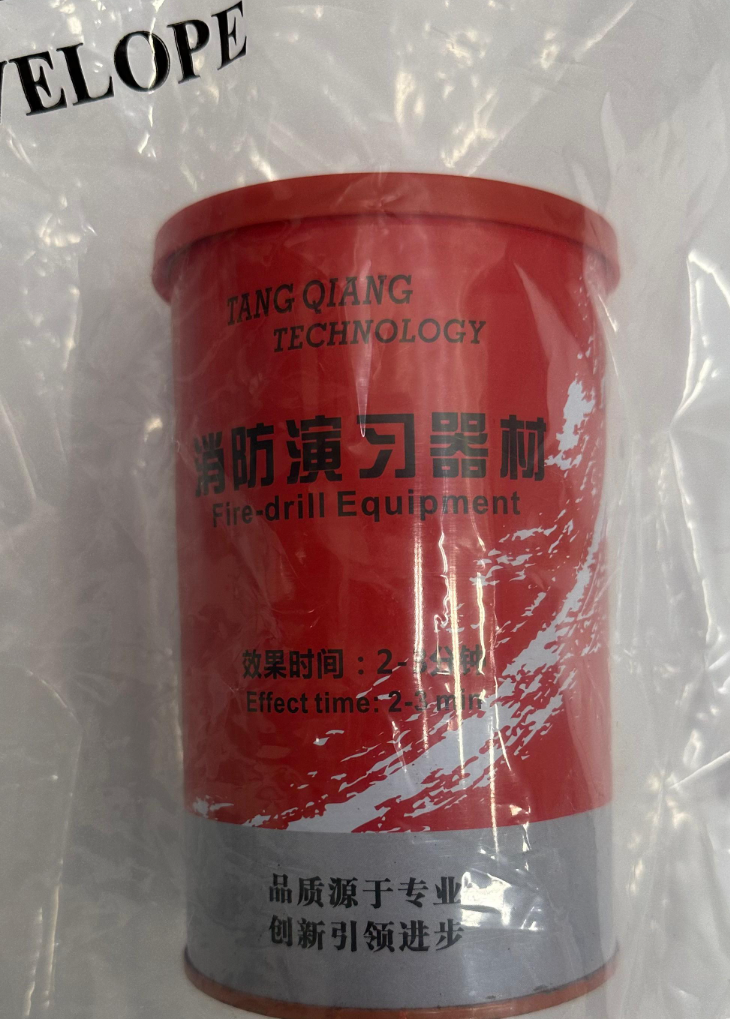警方突擊搜查紅磡一住宅單位,檢獲8枚煙霧彈、14枝仿製槍械、1枝伸縮棍、1副手鐐、1把長刀以及1張偽造的警察委任證,一名39歲男子及一名47歲女子被捕。(警方提供)
