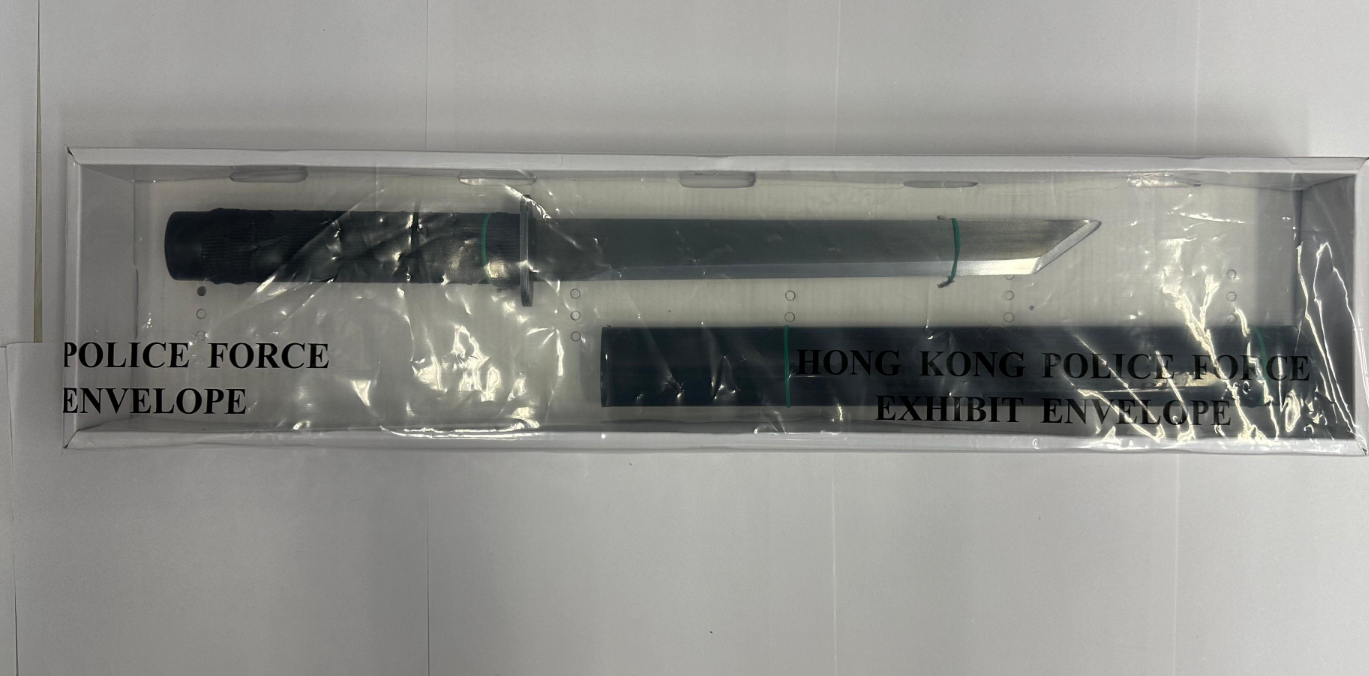 警方突擊搜查紅磡一住宅單位,檢獲8枚煙霧彈、14枝仿製槍械、1枝伸縮棍、1副手鐐、1把長刀以及1張偽造的警察委任證,一名39歲男子及一名47歲女子被捕。(警方提供)