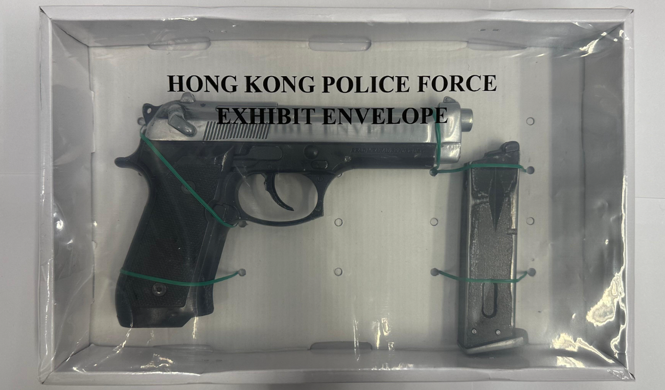 警方突擊搜查紅磡一住宅單位,檢獲8枚煙霧彈、14枝仿製槍械、1枝伸縮棍、1副手鐐、1把長刀以及1張偽造的警察委任證,一名39歲男子及一名47歲女子被捕。(警方提供)