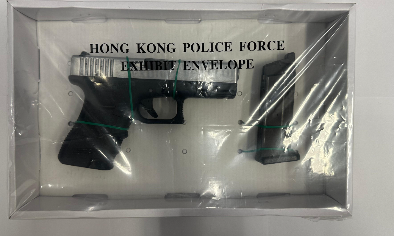 警方突擊搜查紅磡一住宅單位,檢獲8枚煙霧彈、14枝仿製槍械、1枝伸縮棍、1副手鐐、1把長刀以及1張偽造的警察委任證,一名39歲男子及一名47歲女子被捕。(警方提供)