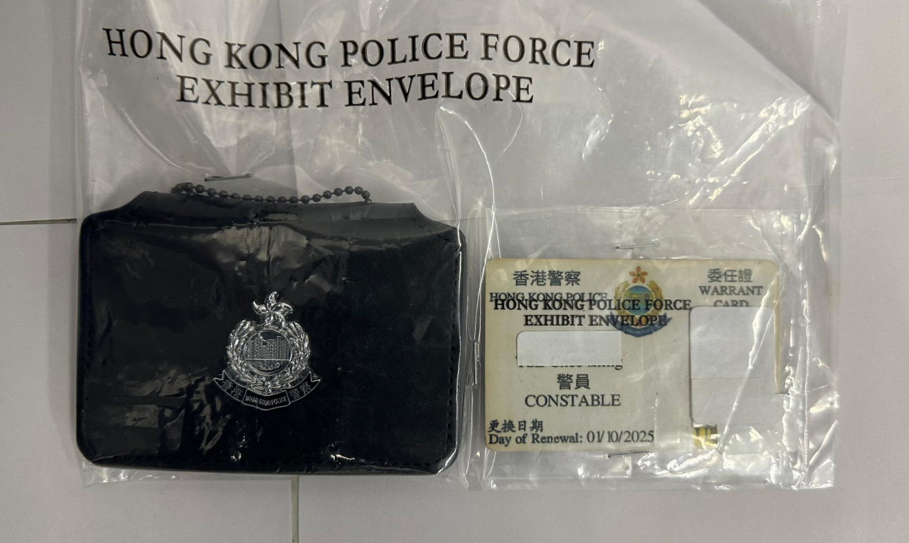 警方突擊搜查紅磡一住宅單位,檢獲8枚煙霧彈、14枝仿製槍械、1枝伸縮棍、1副手鐐、1把長刀以及1張偽造的警察委任證,一名39歲男子及一名47歲女子被捕。(警方提供)