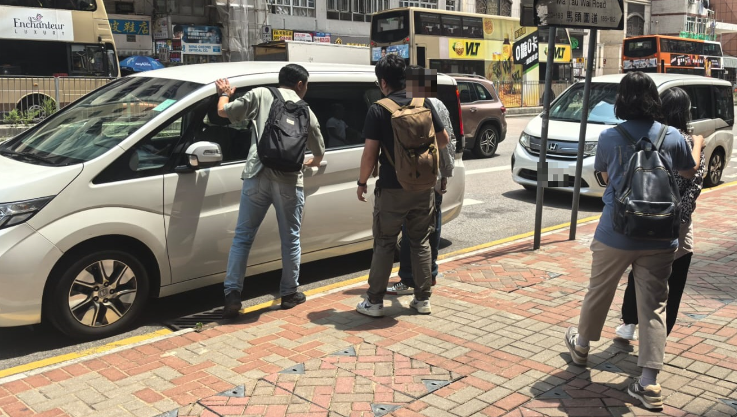 警方突擊搜查紅磡一住宅單位,檢獲8枚煙霧彈、14枝仿製槍械、1枝伸縮棍、1副手鐐、1把長刀以及1張偽造的警察委任證,一名39歲男子及一名47歲女子被捕。(警方提供)