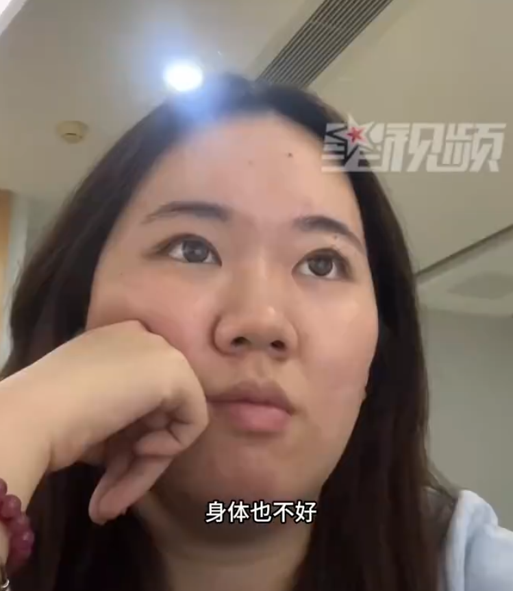 東莞年輕女子小歐畢業後上班一年多,竟暴肥20公斤,健康狀況急劇惡化,於是她果斷辭職,她前後對比照片差異讓不少網民感到驚訝,簡直判若兩人。