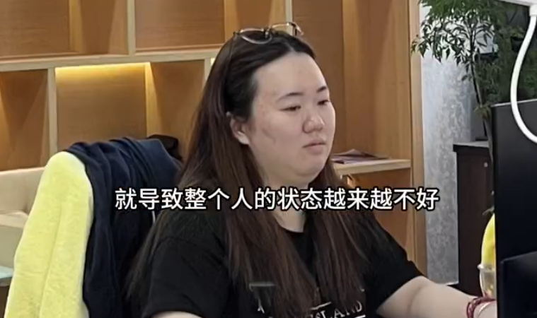 東莞年輕女子小歐畢業後上班一年多,竟暴肥20公斤,健康狀況急劇惡化,於是她果斷辭職,她前後對比照片差異讓不少網民感到驚訝,簡直判若兩人。