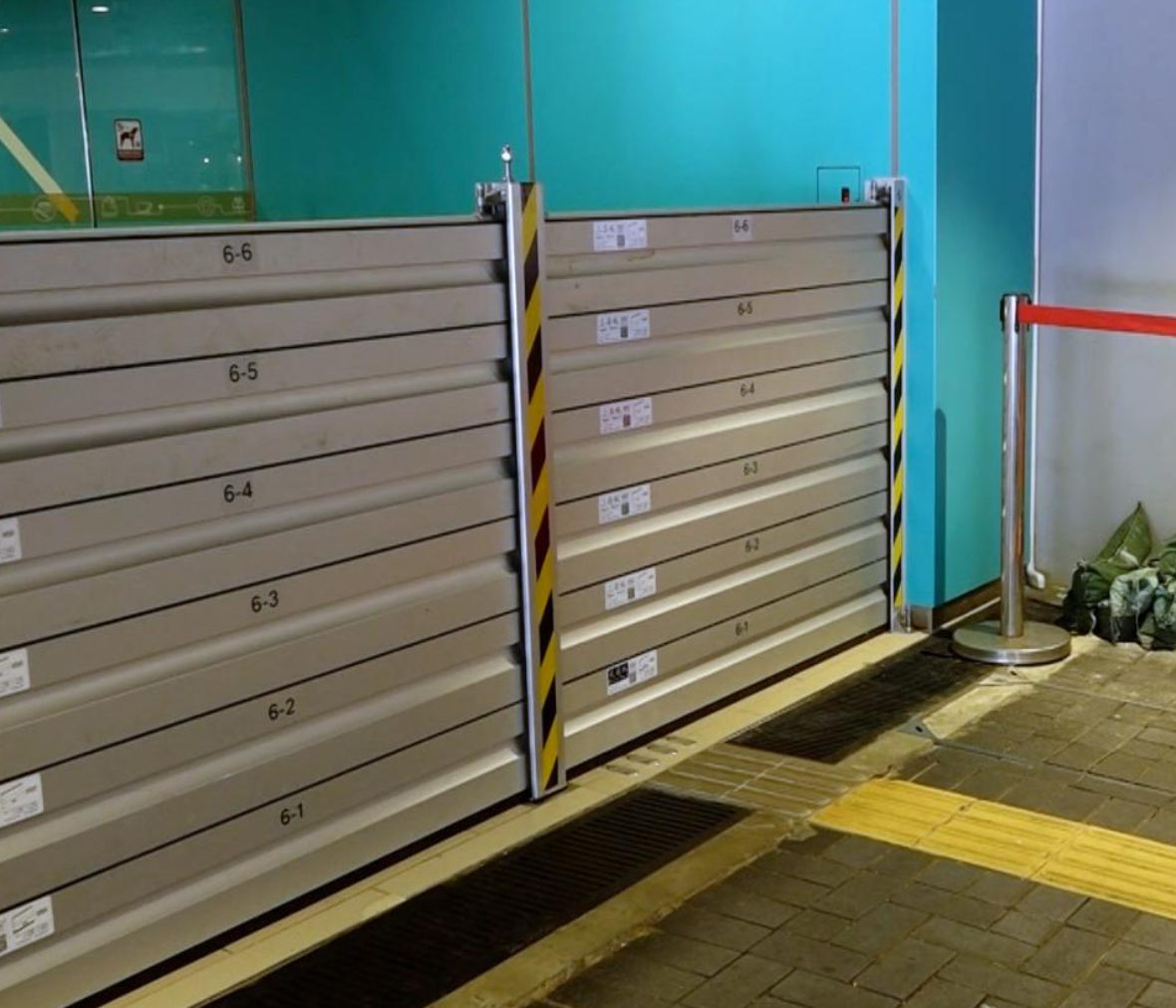 柴灣環翠商場門外裝設置水閘。(港台圖片)