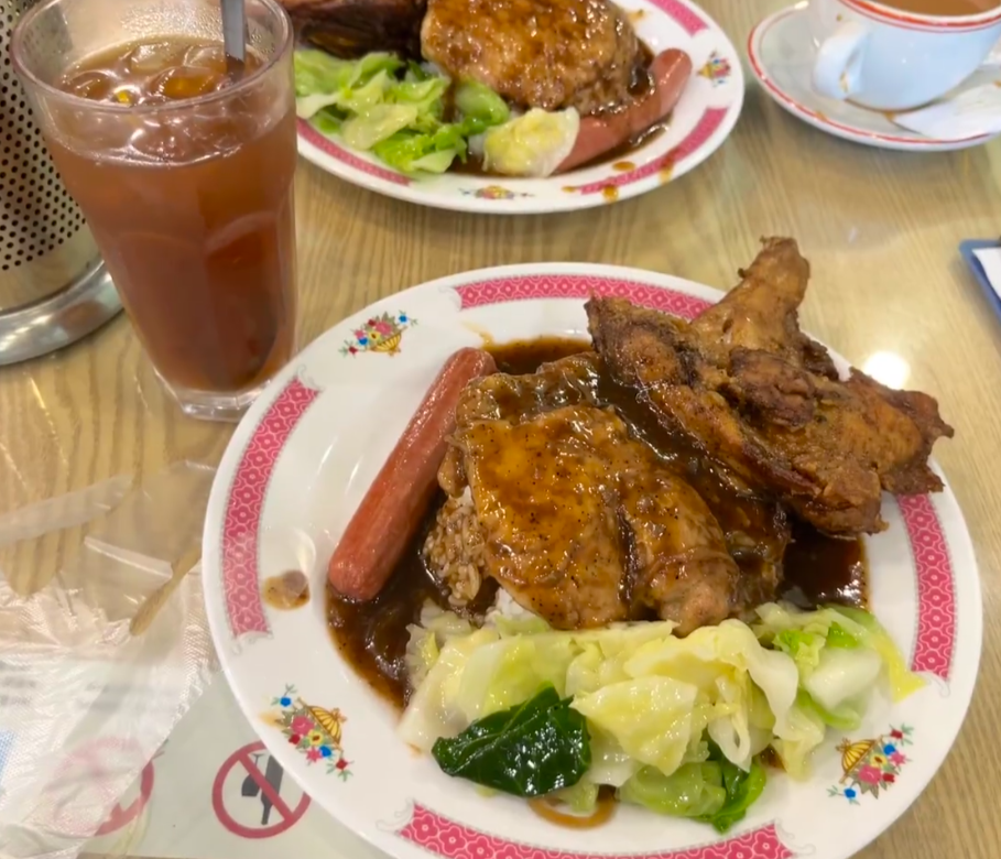 位於杭州的港式茶餐廳「阿郭冰室」近日在小紅書遭內地網民熱議,指門口貼滿一大堆規矩告示要求食客遵守。(小紅書)