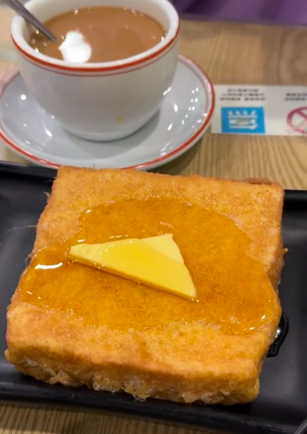 位於杭州的港式茶餐廳「阿郭冰室」近日在小紅書遭內地網民熱議,指門口貼滿一大堆規矩告示要求食客遵守。(小紅書)