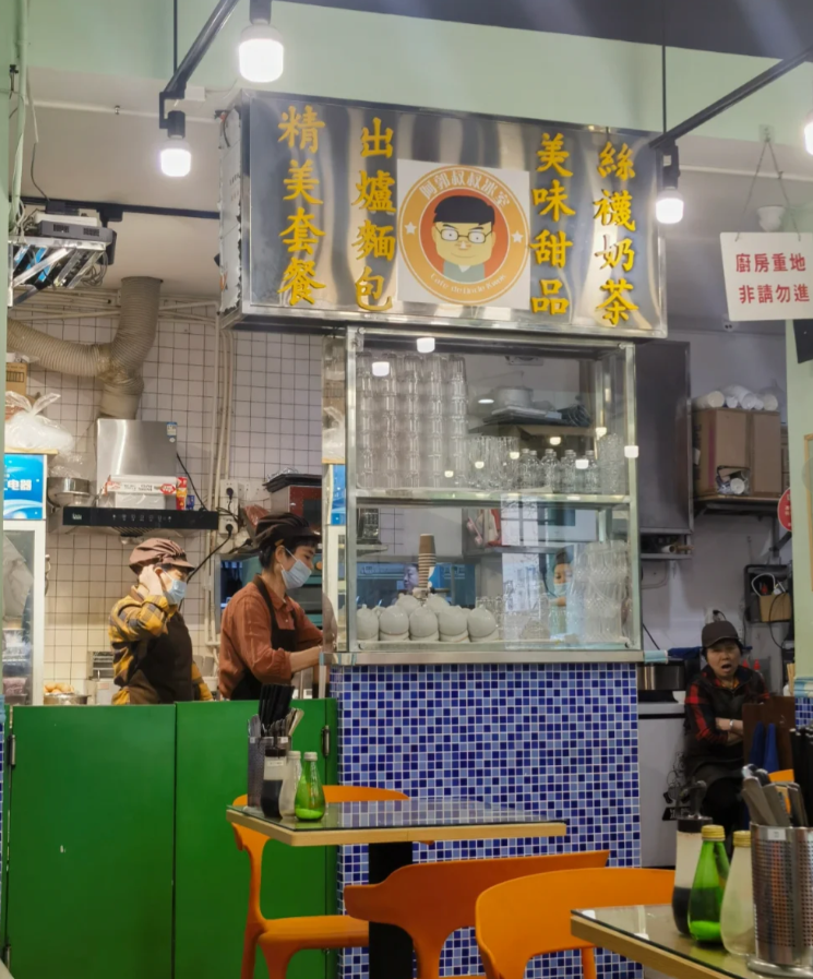 位於杭州的港式茶餐廳「阿郭冰室」近日在小紅書遭內地網民熱議,指門口貼滿一大堆規矩告示要求食客遵守。(小紅書)