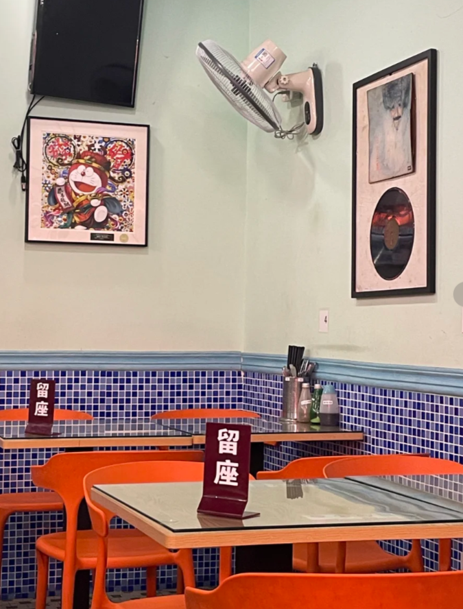 位於杭州的港式茶餐廳「阿郭冰室」近日在小紅書遭內地網民熱議,指門口貼滿一大堆規矩告示要求食客遵守。(小紅書)