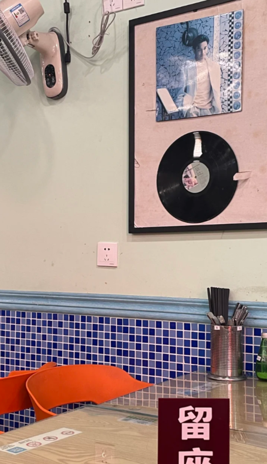 位於杭州的港式茶餐廳「阿郭冰室」近日在小紅書遭內地網民熱議,指門口貼滿一大堆規矩告示要求食客遵守。(小紅書)