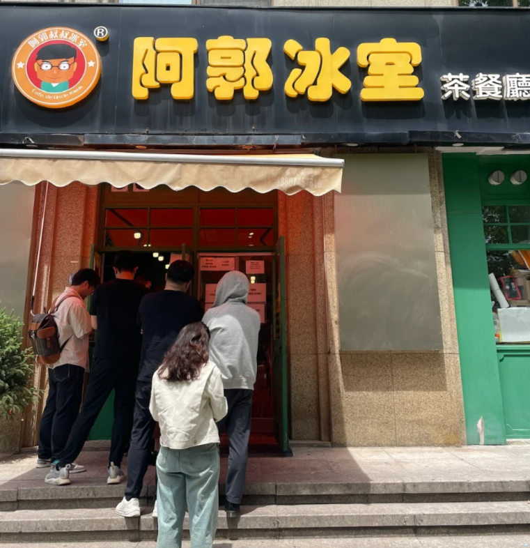 位於杭州的港式茶餐廳「阿郭冰室」近日在小紅書遭內地網民熱議,指門口貼滿一大堆規矩告示要求食客遵守。(小紅書)