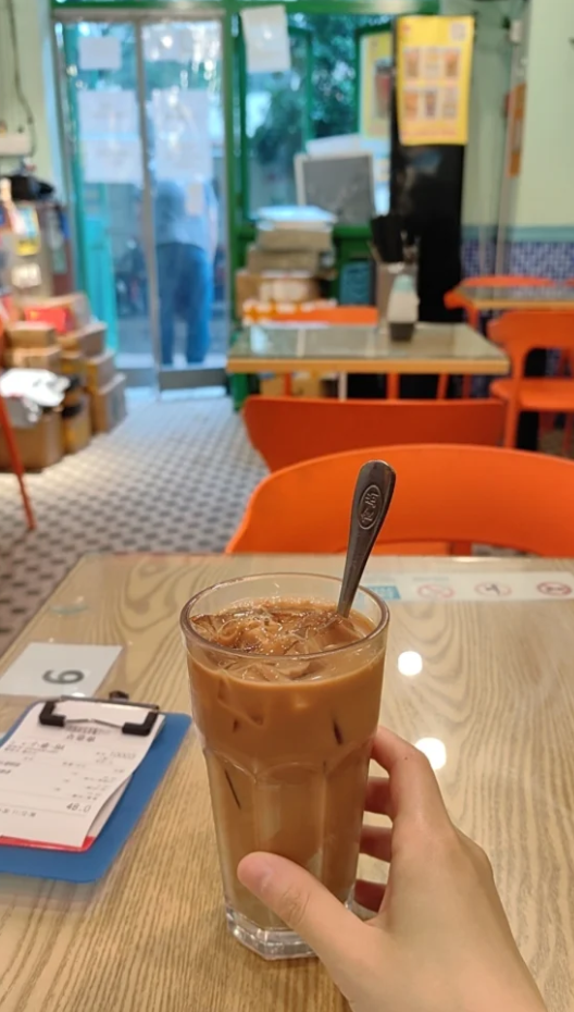 位於杭州的港式茶餐廳「阿郭冰室」近日在小紅書遭內地網民熱議,指門口貼滿一大堆規矩告示要求食客遵守。(小紅書)