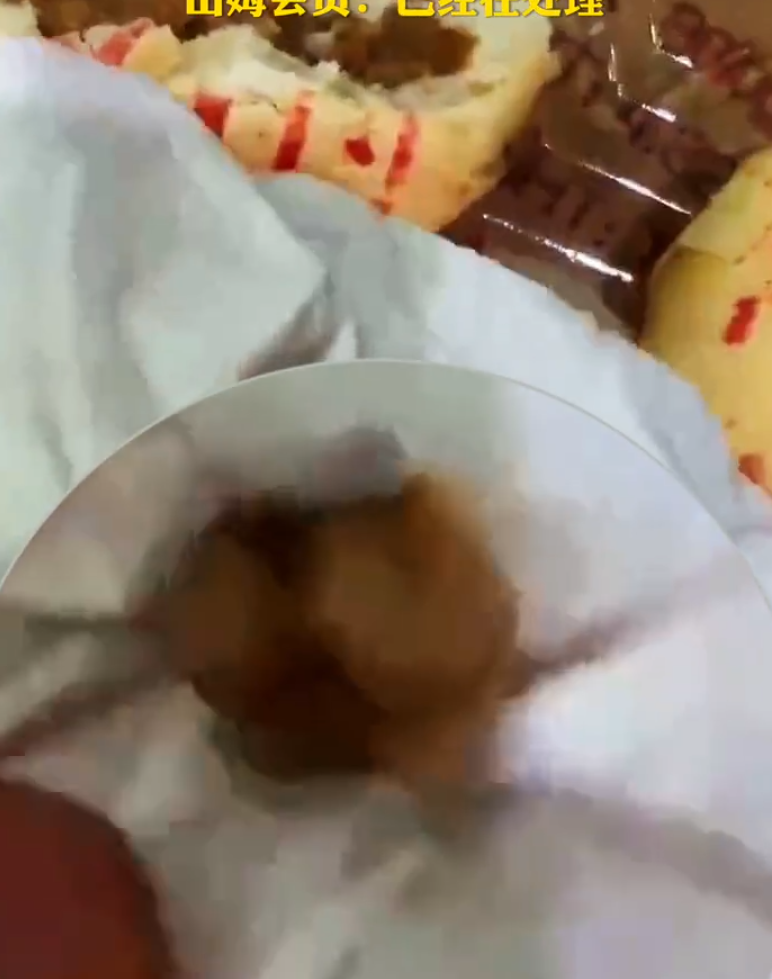 江蘇常州一名女子於社交平台發布影片指,近日在當地山姆會員店買的鮮肉月餅,竟吃出一顆牙齒。(影片截圖)