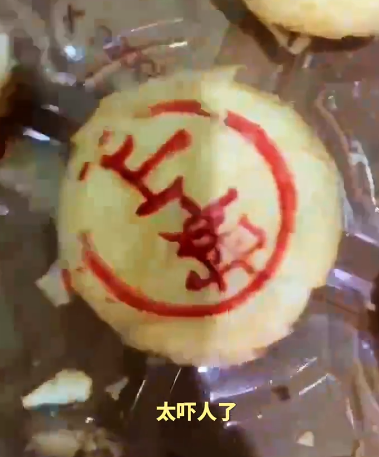 江蘇常州一名女子於社交平台發布影片指,近日在當地山姆會員店買的鮮肉月餅,竟吃出一顆牙齒。(影片截圖)