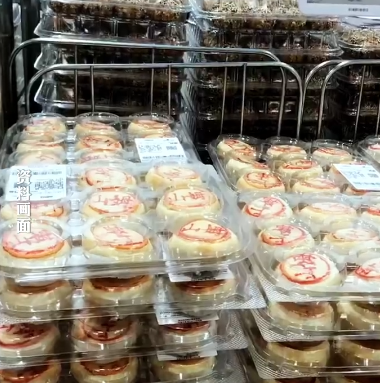 沃爾瑪中國官網曾介紹,鮮肉月餅是採購團隊訪遍上海老字號,經過無數次配方調整和盲測研發出的成果。(影片截圖)