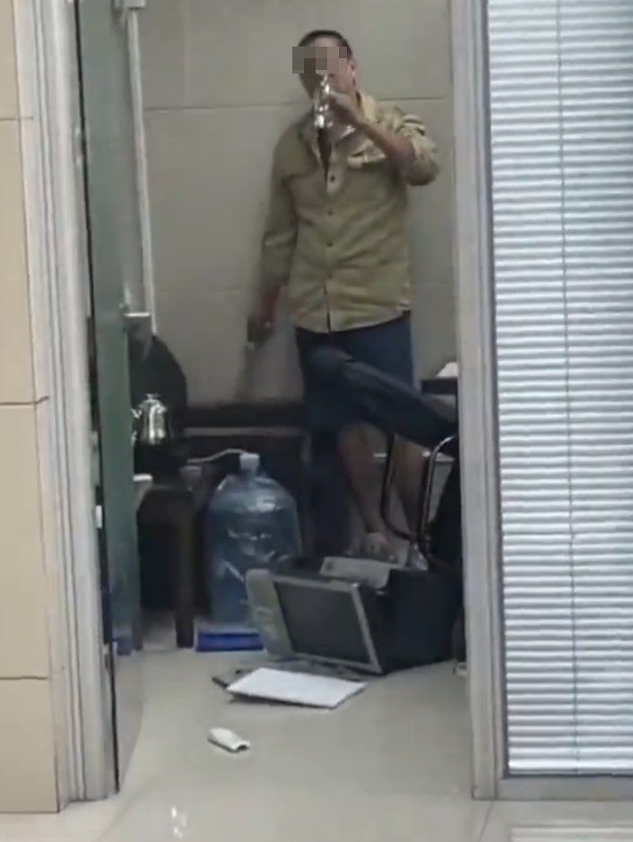 安徽馬鞍山市含山縣有銀行保安疑不滿被炒,用刀刺殺行長,犯案後還留在現場飲水,等待被警方拘捕。(影片截圖)