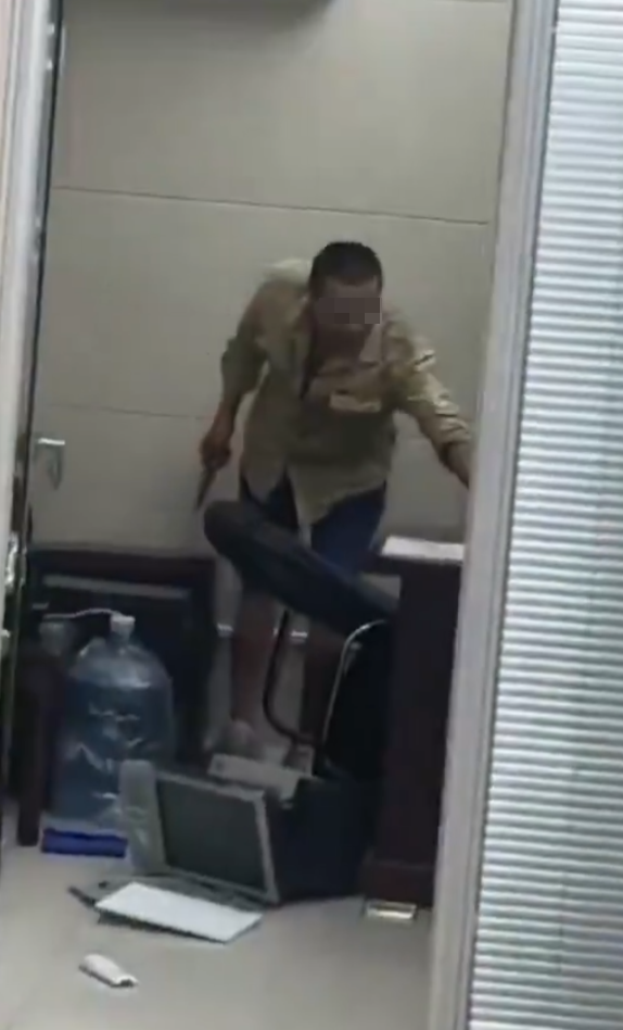 安徽馬鞍山市含山縣有銀行保安疑不滿被炒,用刀刺殺行長,犯案後還留在現場飲水,等待被警方拘捕。(影片截圖)