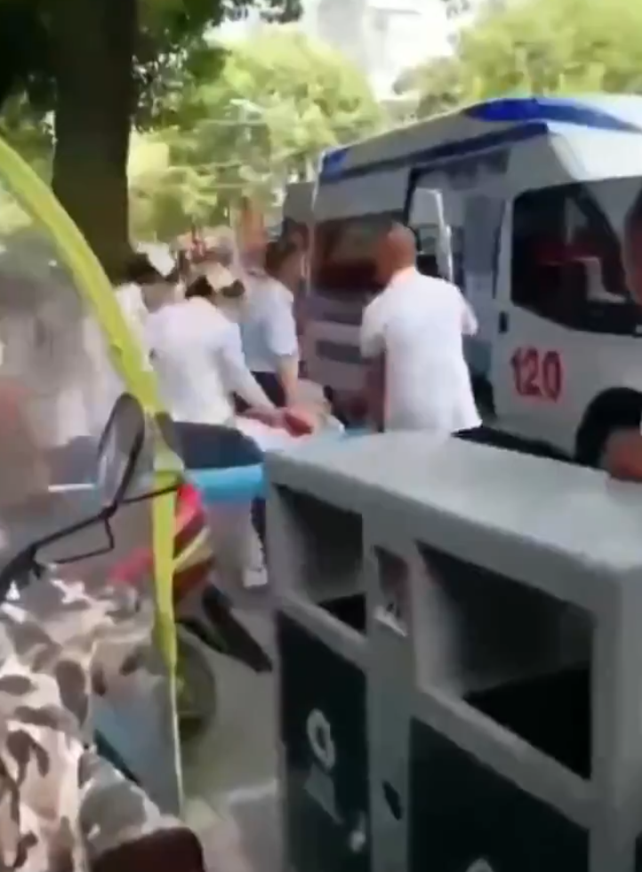 傷者胸口重創,流出大量鮮血,被送往醫院急救無效死亡。(影片截圖)