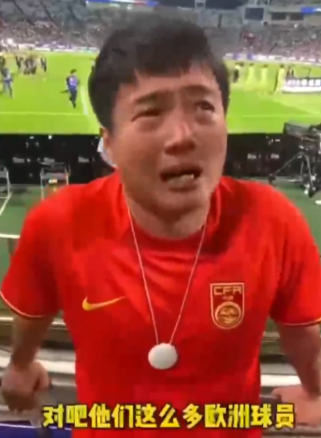 一名身穿中國隊球衣的球迷於現場情緒頗為激動,雙眼流淚說:你踢不過人家,你可以踢人(影片截圖)