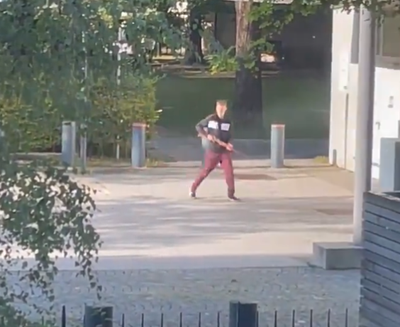 德國慕尼黑警方在市內的以色列領事館附近與一名男子爆發槍戰,涉事男子被警員擊斃。(影片截圖)