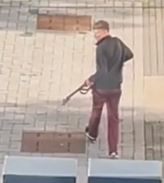 德國慕尼黑警方在市內的以色列領事館附近與一名男子爆發槍戰,涉事男子被警員擊斃。(影片截圖)