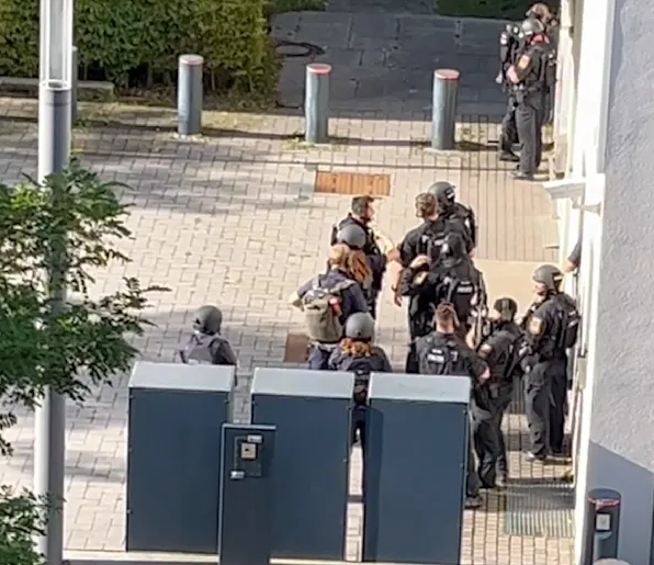 德國慕尼黑警方在市內的以色列領事館附近與一名男子爆發槍戰,涉事男子被警員擊斃。(影片截圖)