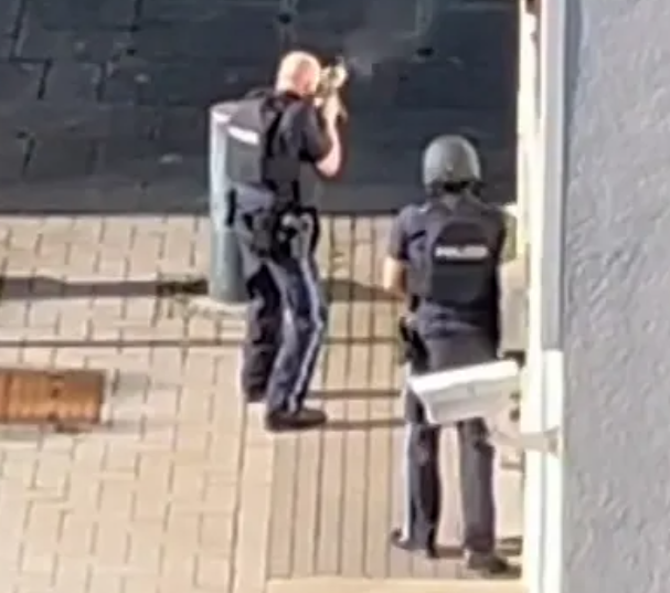 德國慕尼黑警方在市內的以色列領事館附近與一名男子爆發槍戰,涉事男子被警員擊斃。(影片截圖)