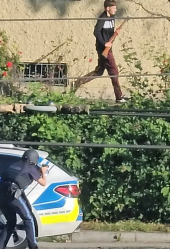 德國慕尼黑警方在市內的以色列領事館附近與一名男子爆發槍戰,涉事男子被警員擊斃。(影片截圖)