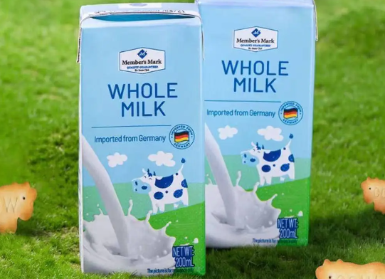 此次被投訴的牛奶為山姆自有品牌的全脂牛奶,宣稱德國進口,為山姆飆升榜第四名(網上圖片)