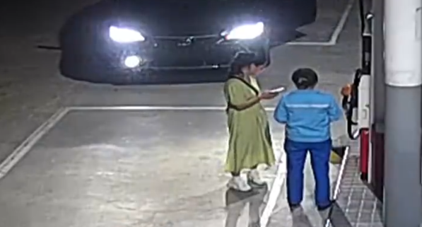湖北笨賊冒充「香港人」要路人幫入油騙錢,機智女靠一件事識破。(微博)