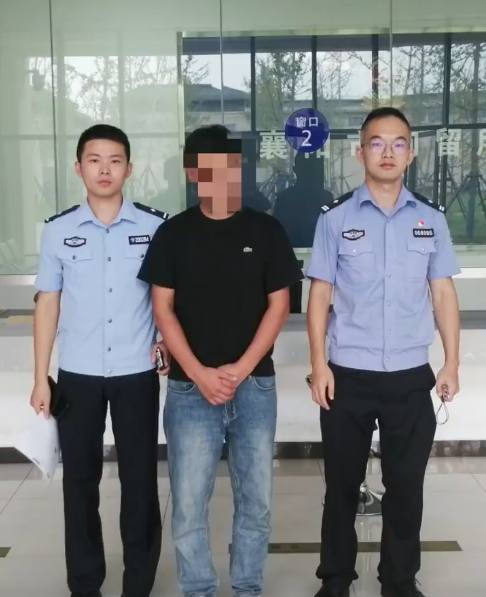 湖北笨賊冒充「香港人」要路人幫入油騙錢,機智女靠一件事識破。(微博)