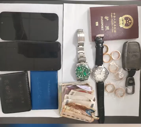 湖北笨賊冒充「香港人」要路人幫入油騙錢,機智女靠一件事識破。(微博)